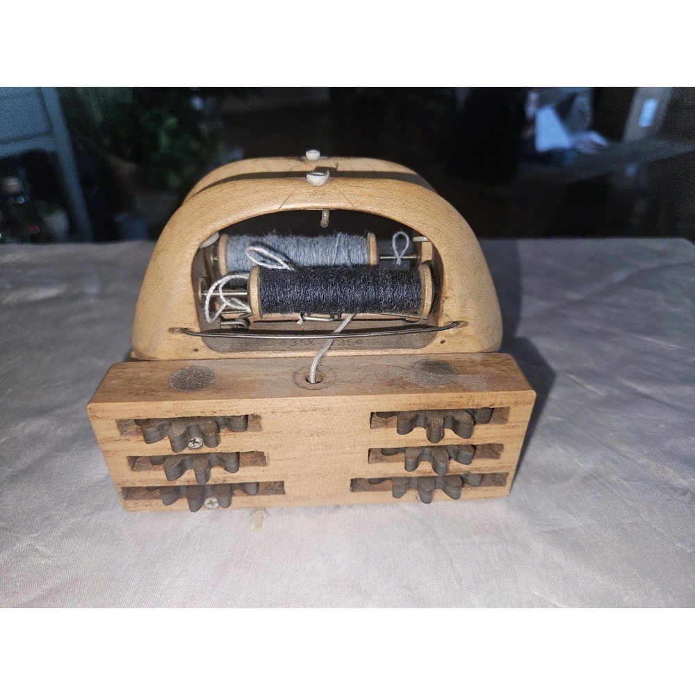 Vintage Maple Wood Textile Battens Shuttle & Bobbin 5x4x3 - Picture 3 of 6